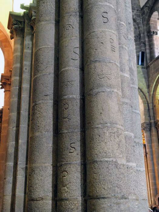 Cattedrale di Santiago di Compostela. Segni sulle pietre.
